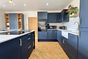 Kitchen/Breakfast Room- click for photo gallery